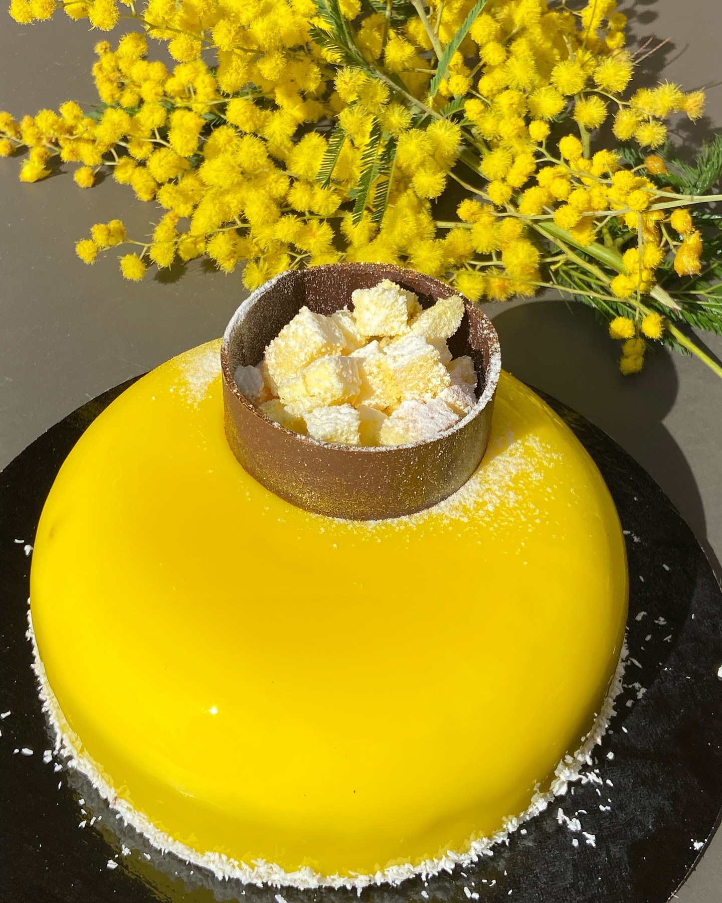 Torta moderna a specchio gialla